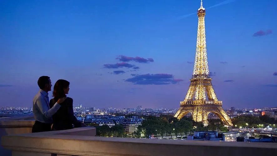 /img/7103-couple-kissing-paris.webp