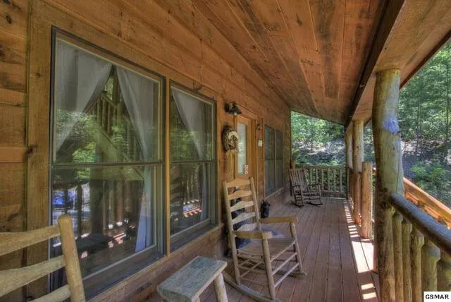 7105 gatlinburg honeymoon cabin fireplace