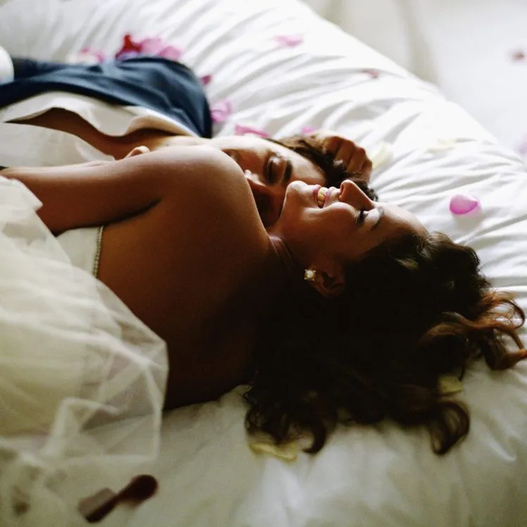 /img/7116-honeymoon-couple-memory.webp