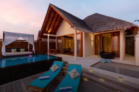 7219 maldives honeymoon couple